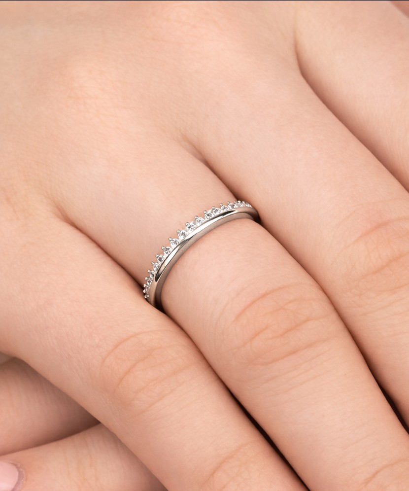 Balto aukso žiedas su cirkoniais