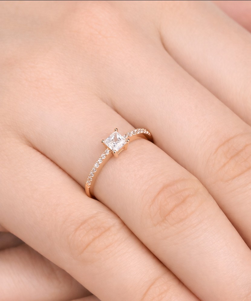 Auksinis žiedas su cirkoniais