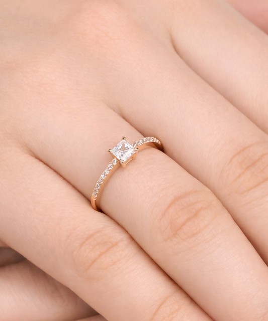 Auksinis žiedas su cirkoniais