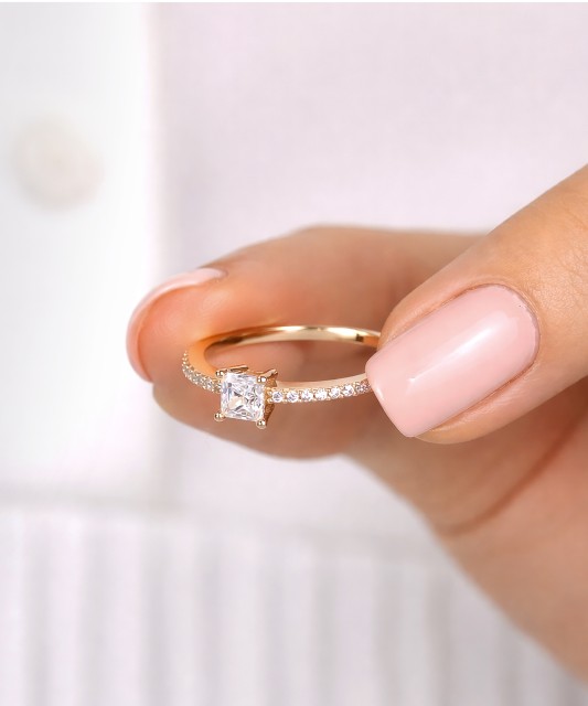 Auksinis žiedas su cirkoniais