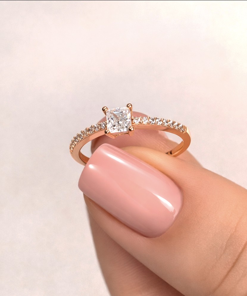 Auksinis žiedas su cirkoniais