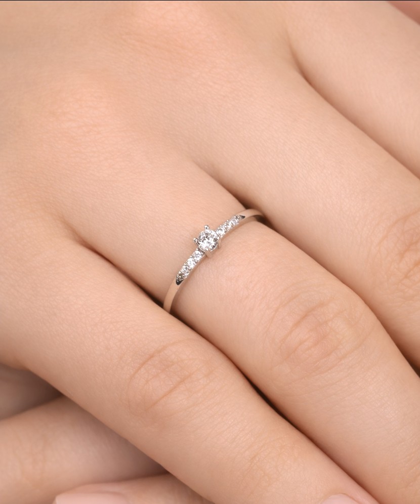 Balto aukso žiedas su cirkoniais