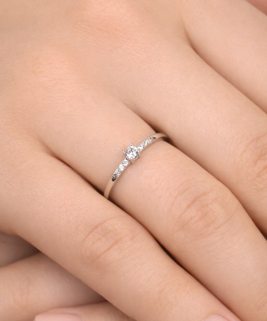 Balto aukso žiedas su cirkoniais