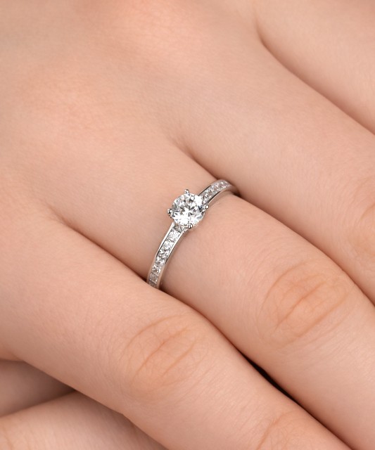 Balto aukso žiedas su cirkoniais