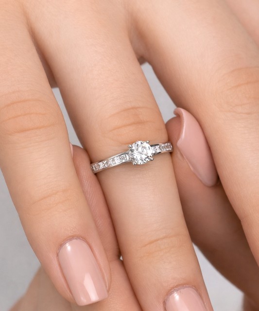 Balto aukso žiedas su cirkoniais