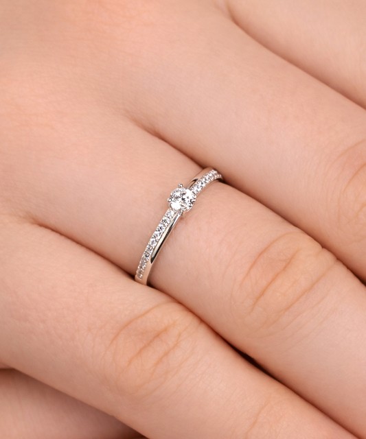 Balto aukso žiedas su cirkoniais