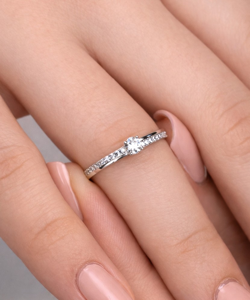 Balto aukso žiedas su cirkoniais