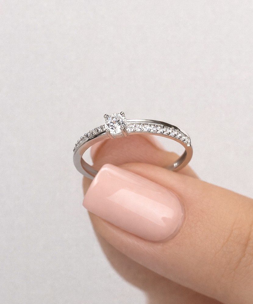 Balto aukso žiedas su cirkoniais