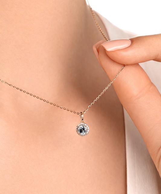 Auksinis pakabukas su baltuoju topazu ir deimantais