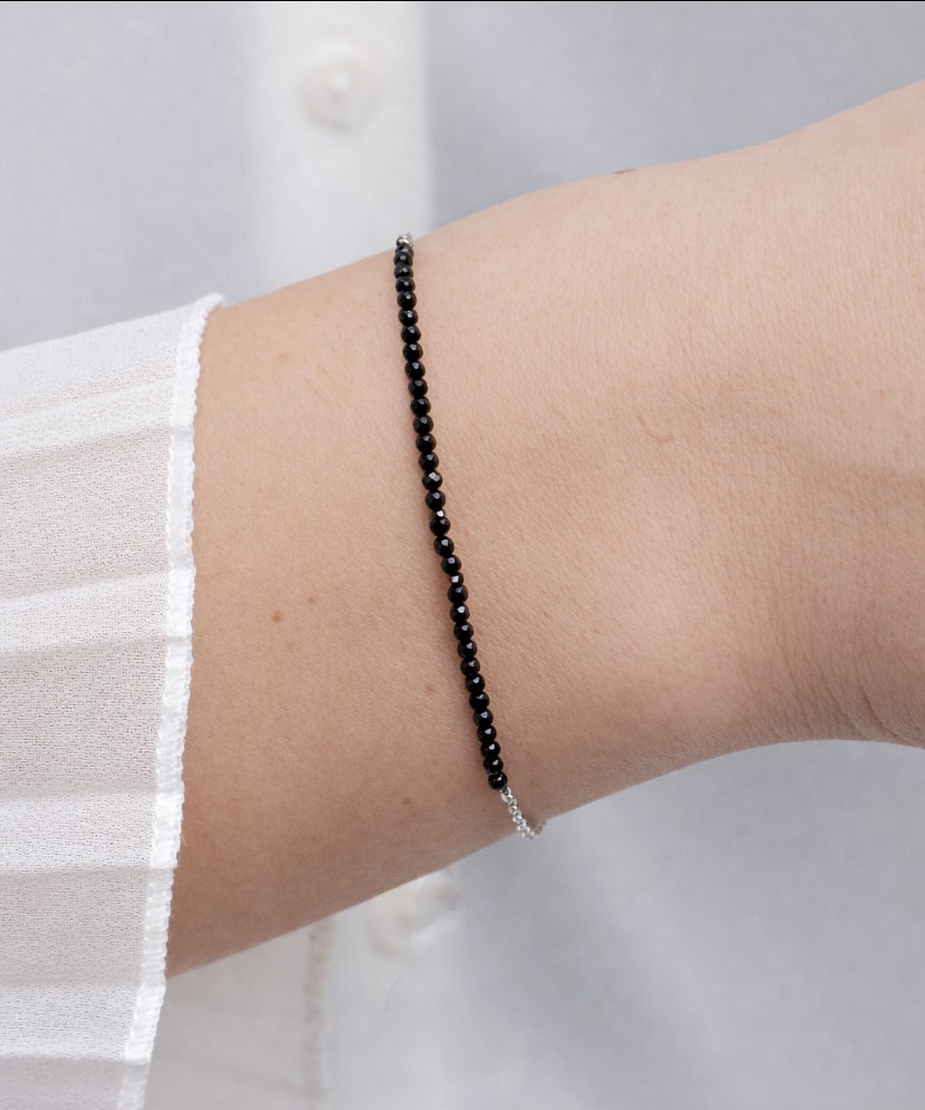 Apyrankė su špineliais ir sidabru