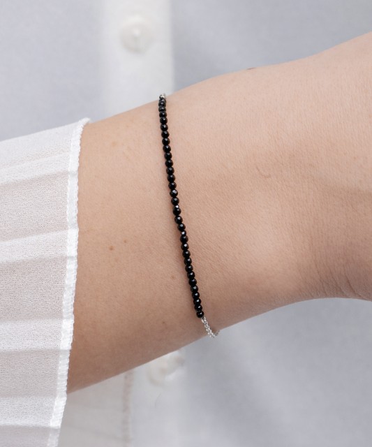 Apyrankė su špineliais ir sidabru