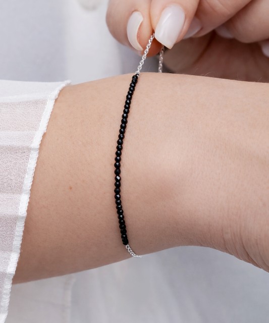 Apyrankė su špineliais ir sidabru