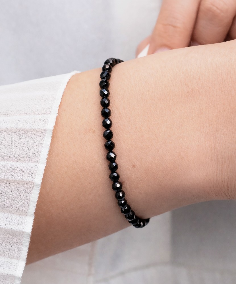 Apyrankė su špineliais ir auksu