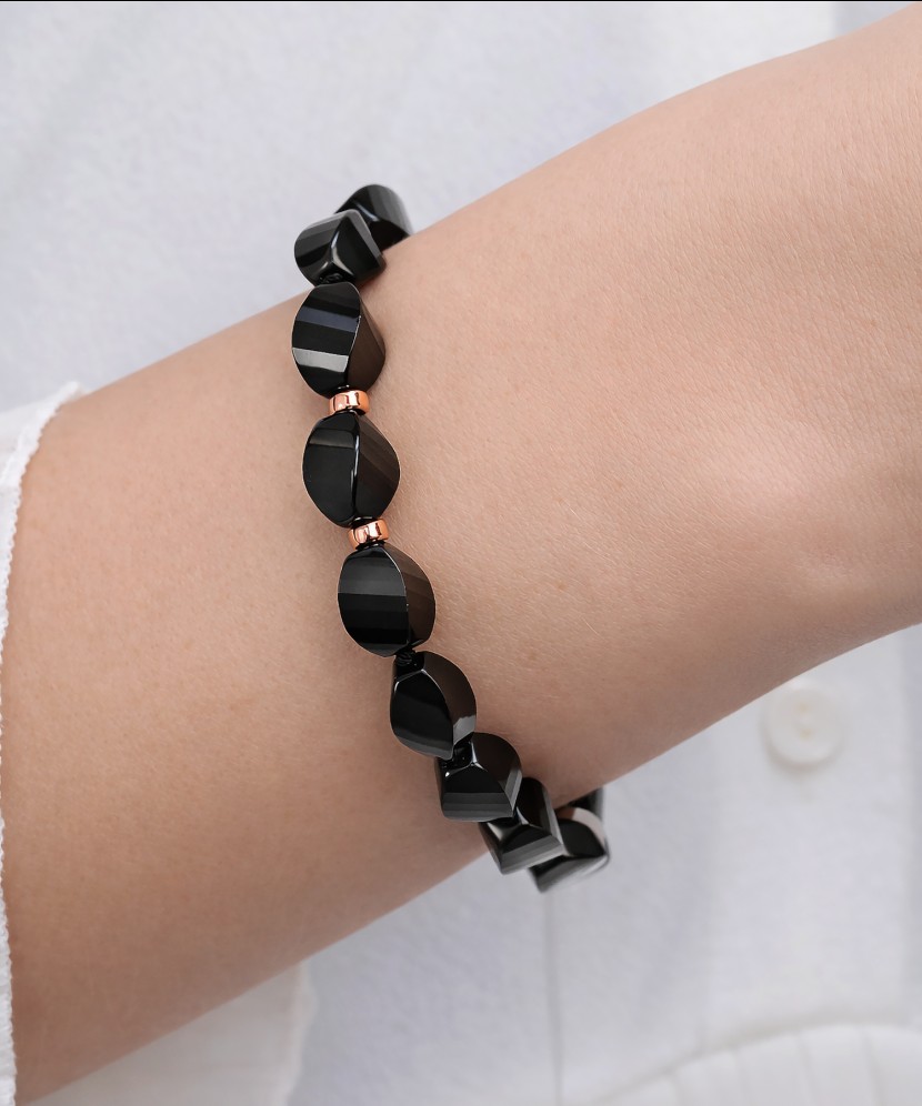 Paauksuota apyrankė su oniksais ir auksu