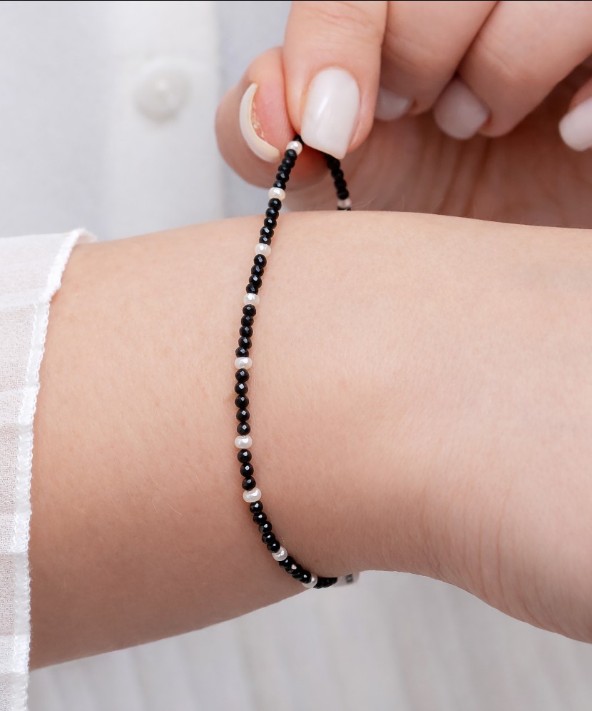 Apyrankė Su Špineliais Ir Perlais