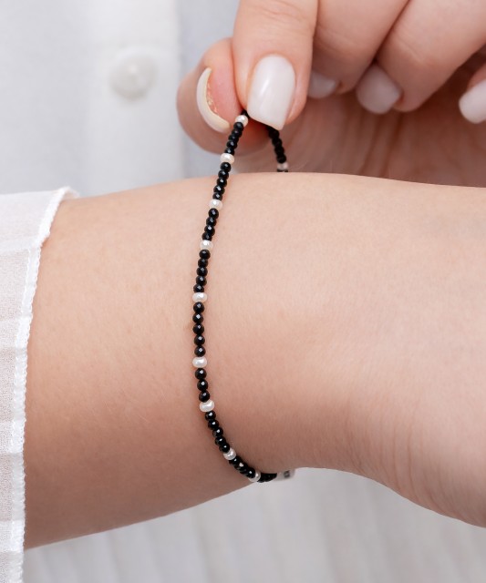 Apyrankė Su Špineliais Ir Perlais