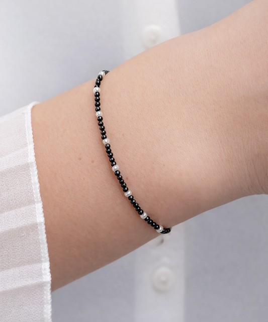 Apyrankė Su Špineliais Ir Perlais