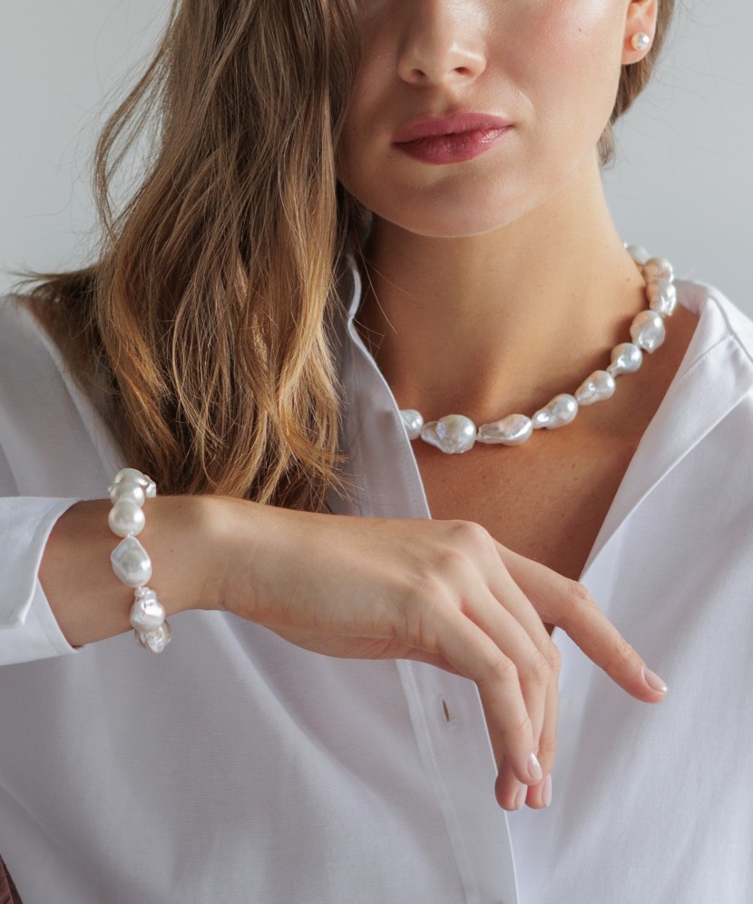 Perlų vėrinys su kasumi perlais ir sidabru