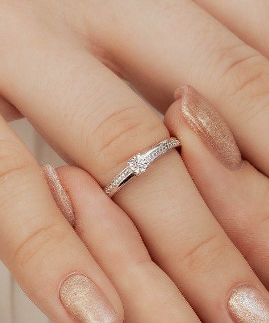 Balto aukso žiedas su deimantais