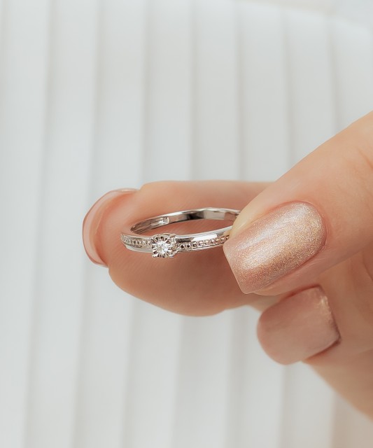 Balto aukso žiedas su deimantais