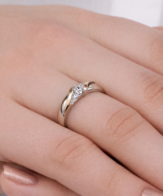 Sidabrinis žiedas dengtas auksu su cirkoniais