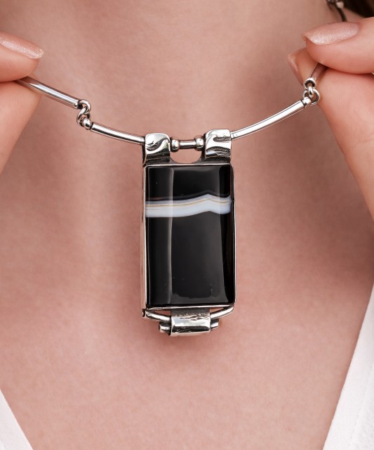 Sidabrinis koljė su agato pakabuku