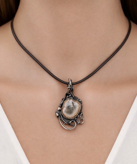 Sidabrinis pakabukas su akacijos akmeniu