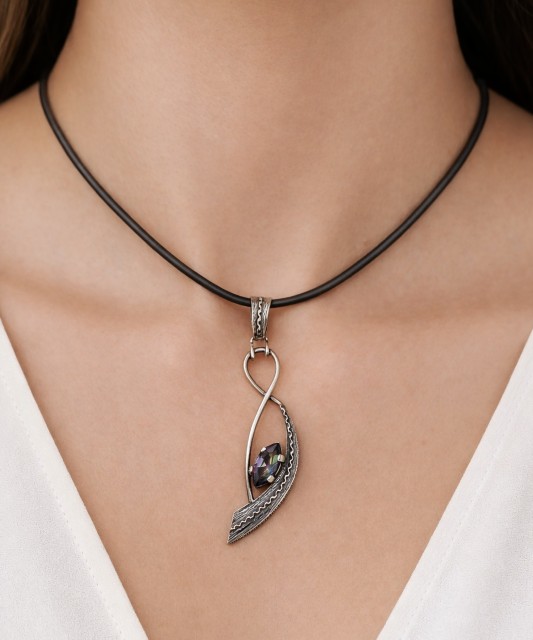 Sidabrinis pakabukas su mistiniu topazu