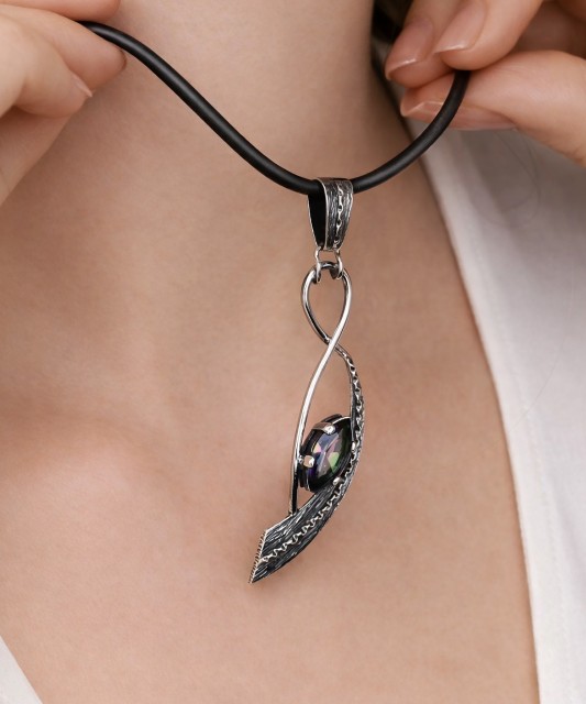 Sidabrinis pakabukas su mistiniu topazu