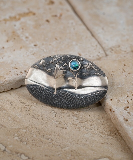 Sidabrinė sagė su perlamutru