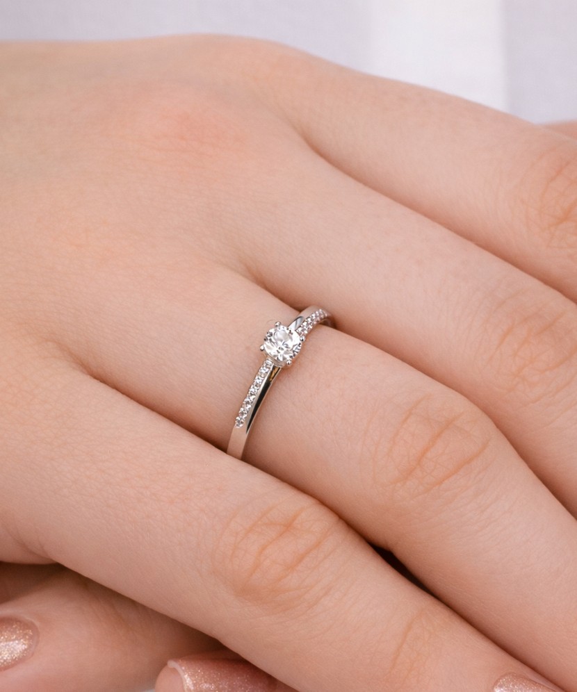 Balto aukso žiedas su cirkoniais