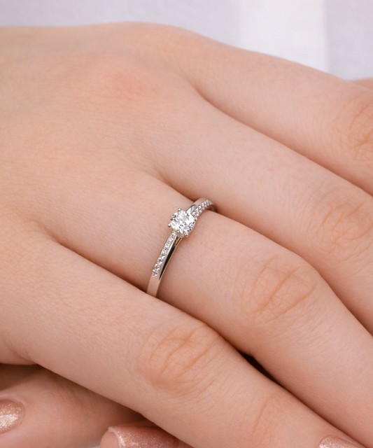 Balto aukso žiedas su cirkoniais