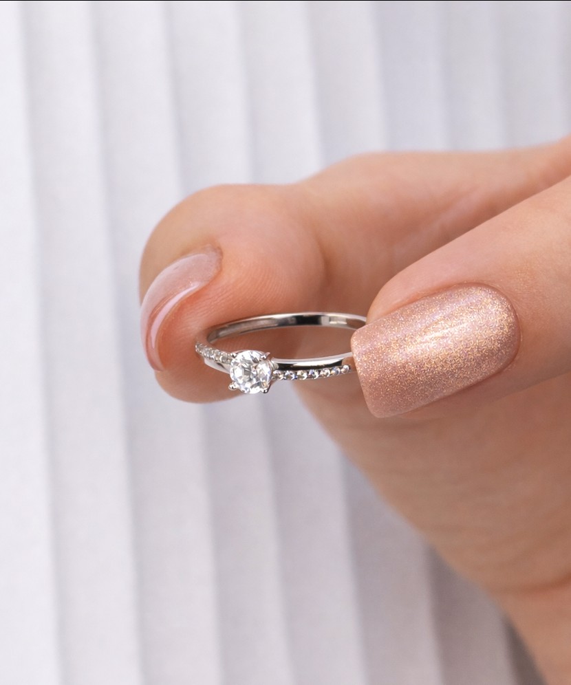 Balto aukso žiedas su cirkoniais