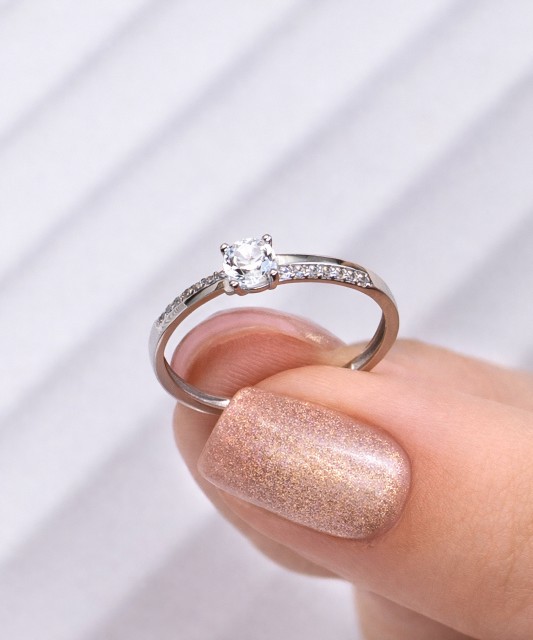 Balto aukso žiedas su cirkoniais