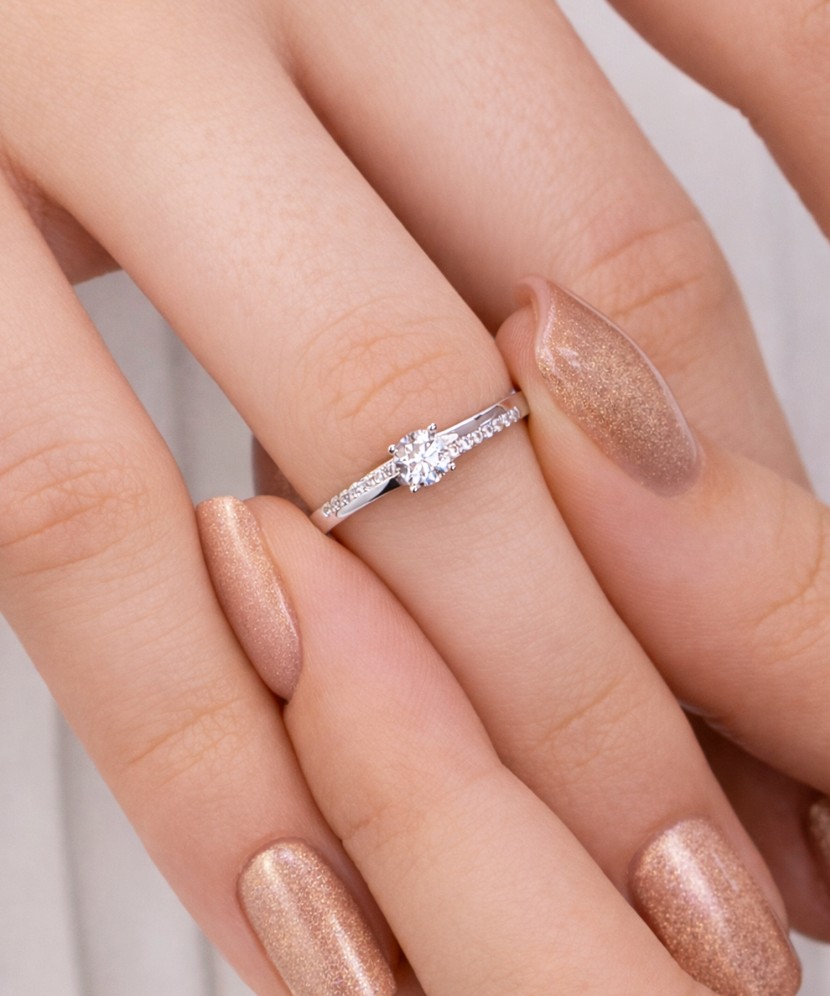 Balto aukso žiedas su cirkoniais