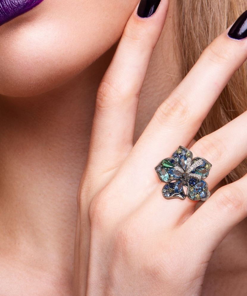 Sidabrinis žiedas su cirkoniais ir špineliais "Gėlė"