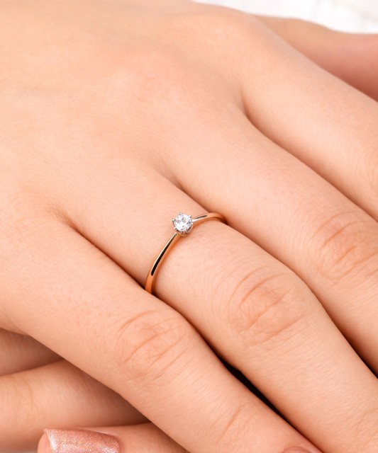 Auksinis žiedas su cirkoniais