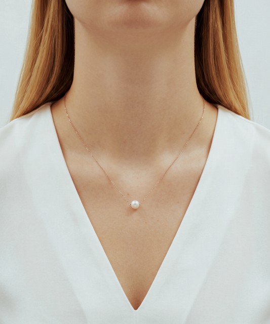 Auksinė grandinėlė su perlo pakabuku