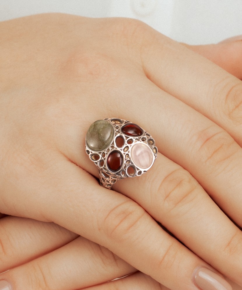 Sidabrinis žiedas su gintaru ir labradoritu