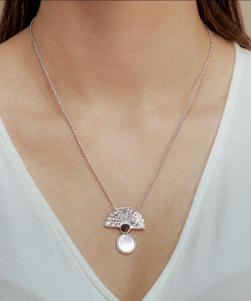 Sidabrinė grandinėlė su gintaro ir perlamutro pakabuku