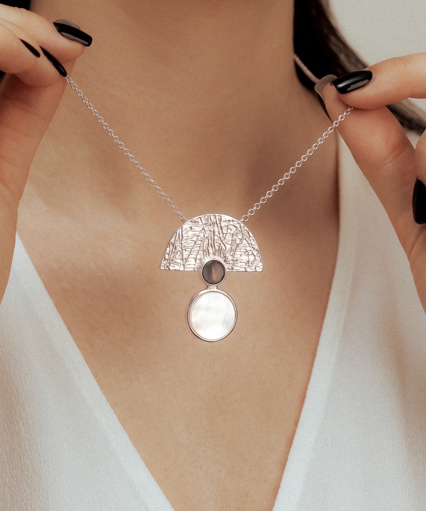 Sidabrinė grandinėlė su gintaro ir perlamutro pakabuku