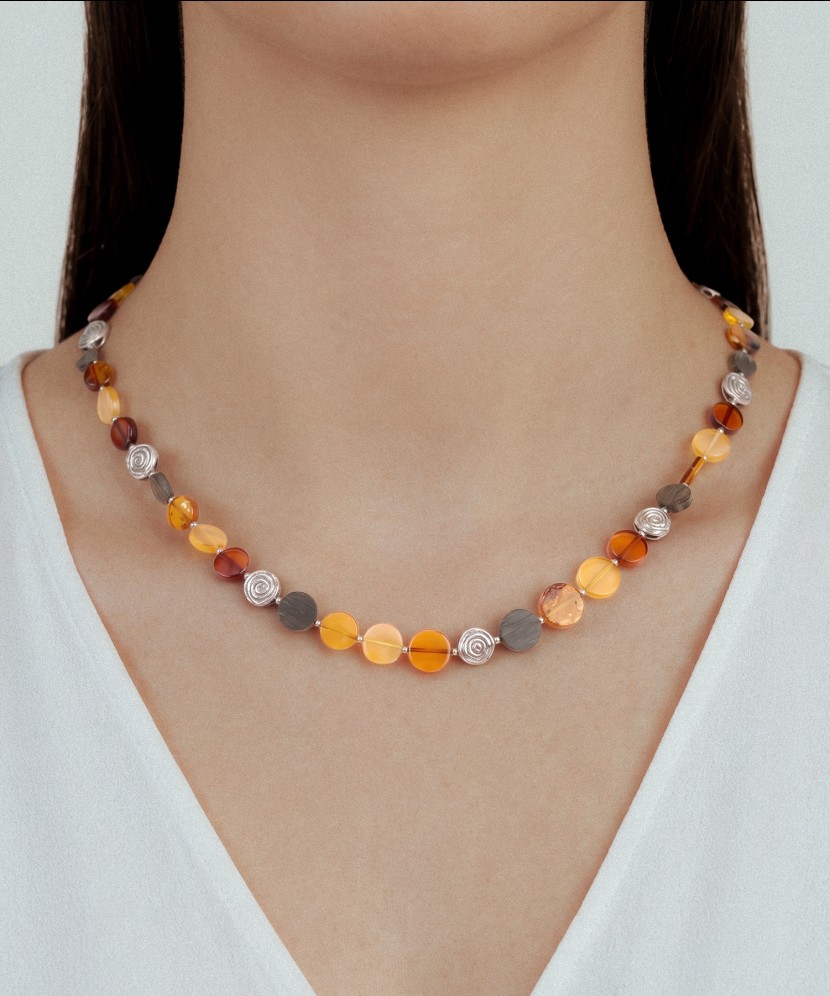 Vėrinys su gintaru ir medžiu