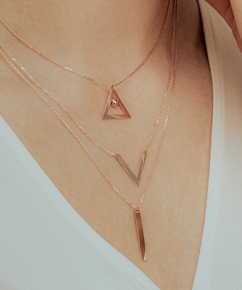 Triguba auksinė grandinėlė su pakabukais