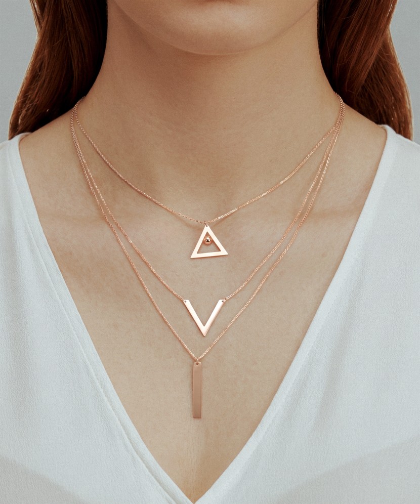 Triguba auksinė grandinėlė su pakabukais