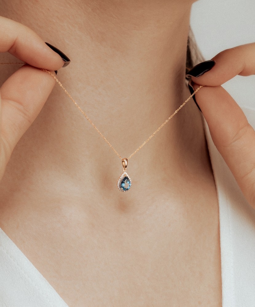 Auksinis pakabukas su deimantais ir London topazu