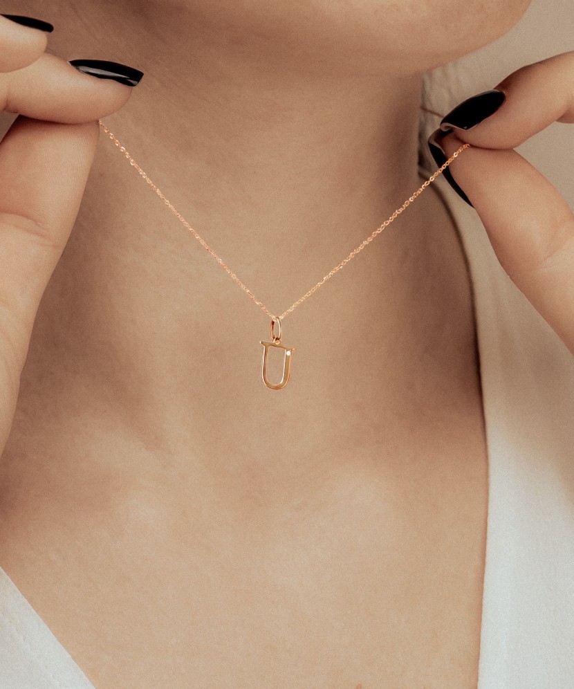 Auksinis pakabukas su deimantu raidė U