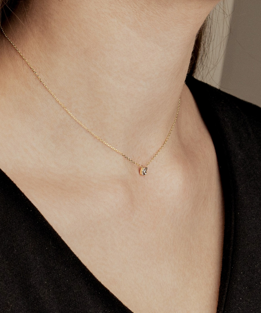 Geltono aukso grandinėlė su deimantiniu pakabuku