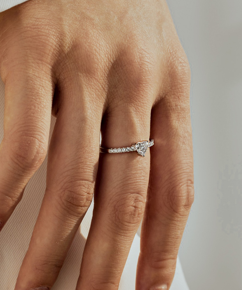 Sidabrinis žiedas su moisanitais "Širdelė" 0.5ct