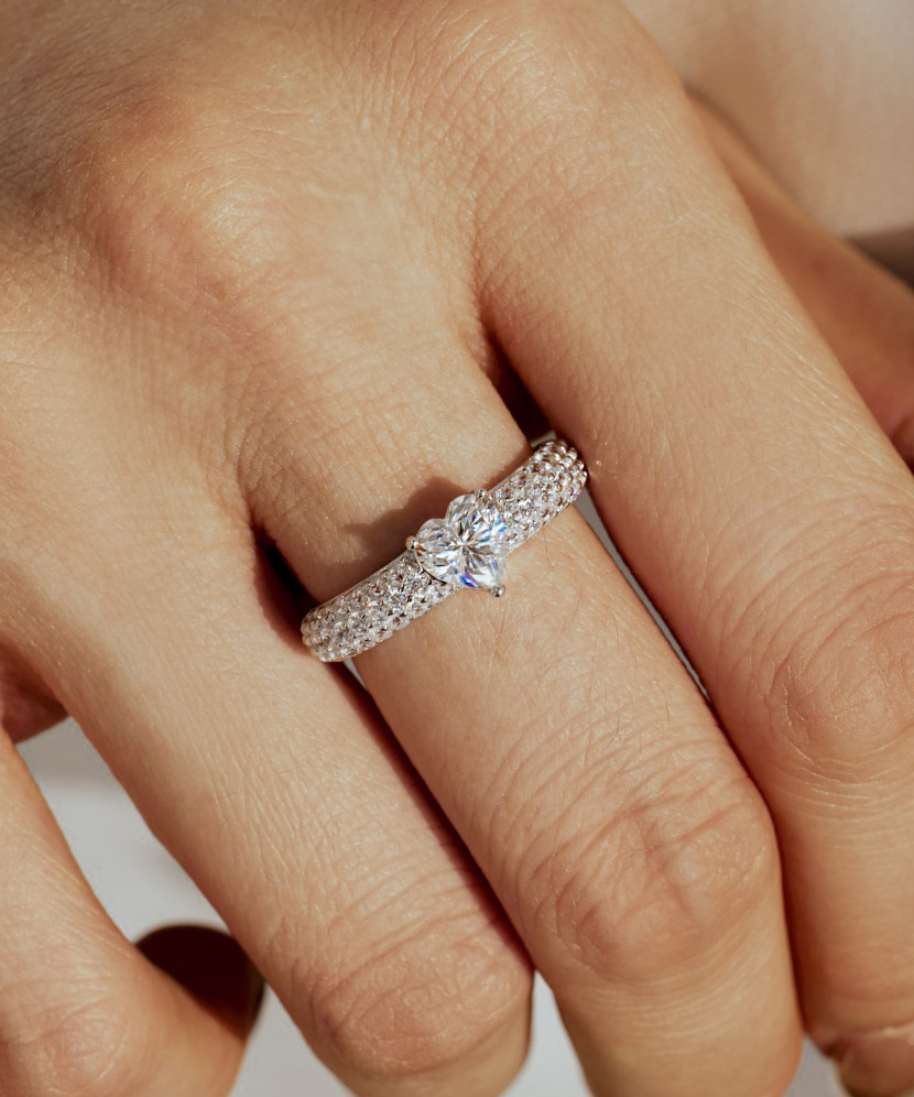 Sidabrinis žiedas su moisanitais "Širdelė" 0.8ct