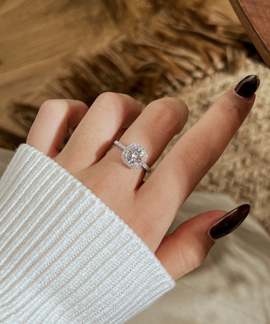 Sidabrinis žiedas su moisanitais 1.2ct